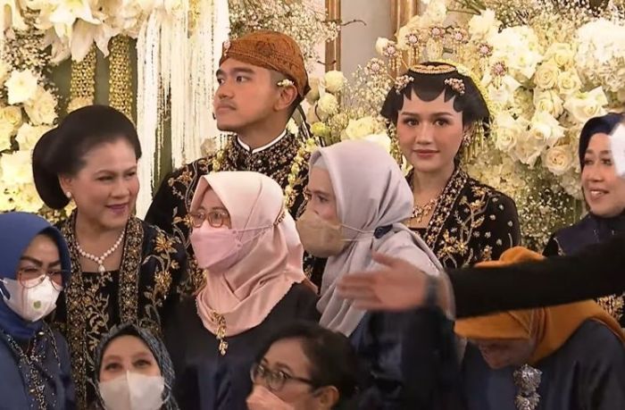 Saat Jokowi Bilang Nengok Saudara, Iriana Langsung Ralat: “Mau Reuni, Pak”